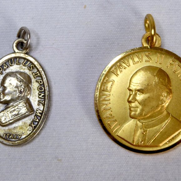 VINTAGE NEW POPE JOHN PAUL II VATICAN HOLY MEDALLION MEDAL CHARM LOT - Picture 11 of 12